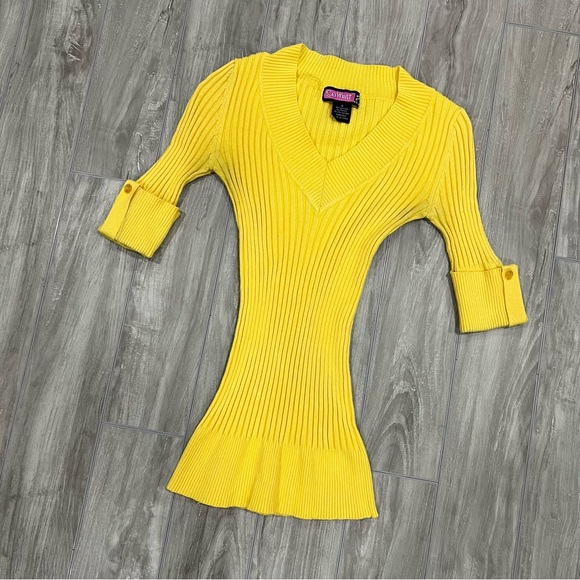 2000’s sweater top - Picture 1 of 3